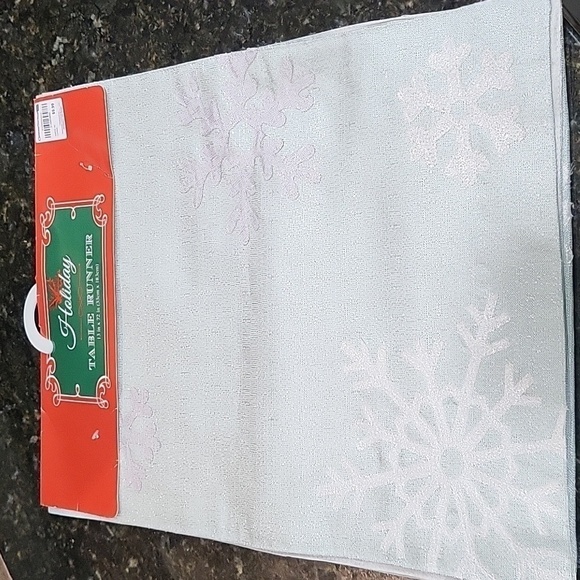 Nwt Holiday Table Runner 13" x 72" Light Green and Silver Snowflakes - Picture 1 of 5